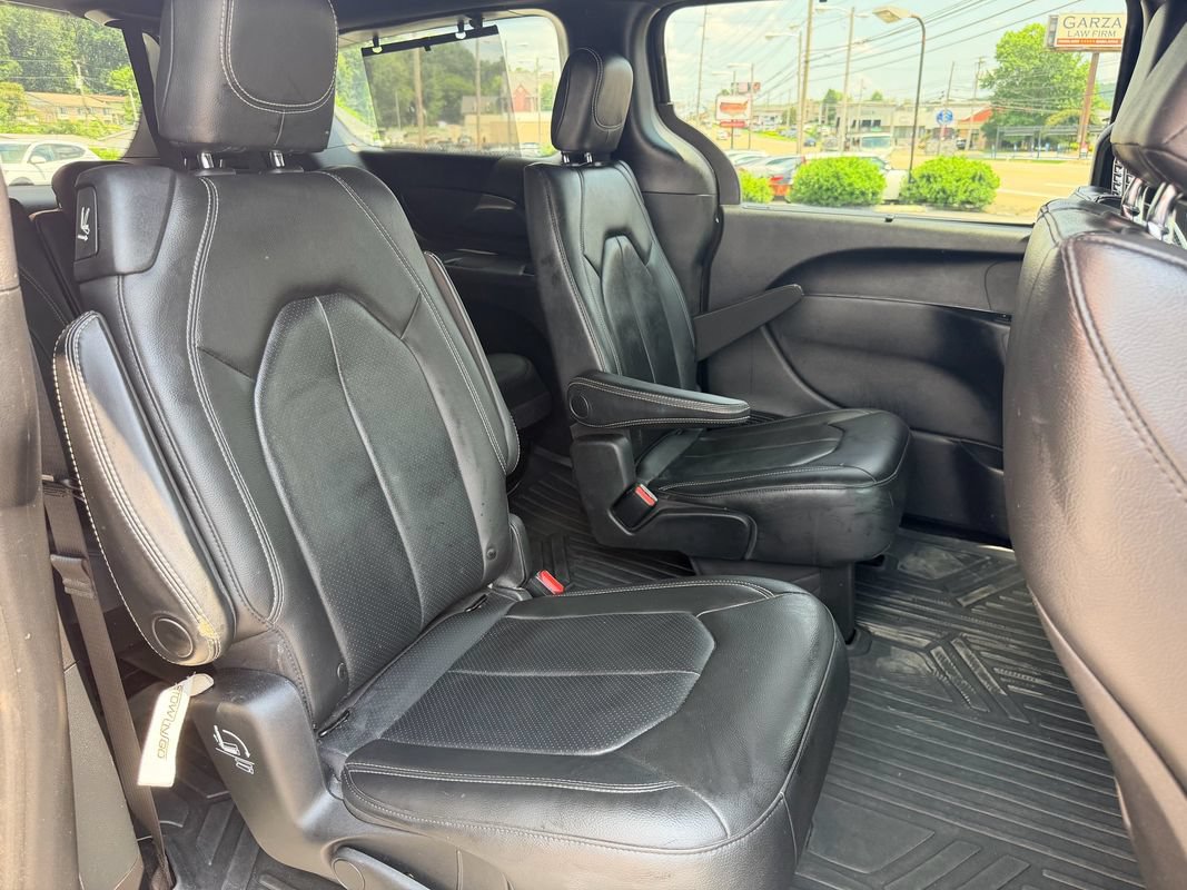 Used 2020 Chrysler Pacifica Touring-L w/ S Appearance Package FWD image 16
