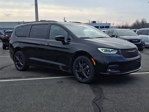 New 2026 Chrysler Pacifica Limited image 1