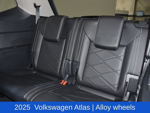 Used 2025 Volkswagen Atlas SE FWD image 31