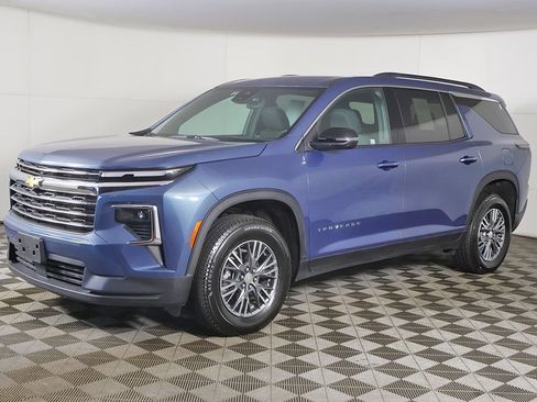 Used 2025 Chevrolet Traverse LT AWD/4WD image 9