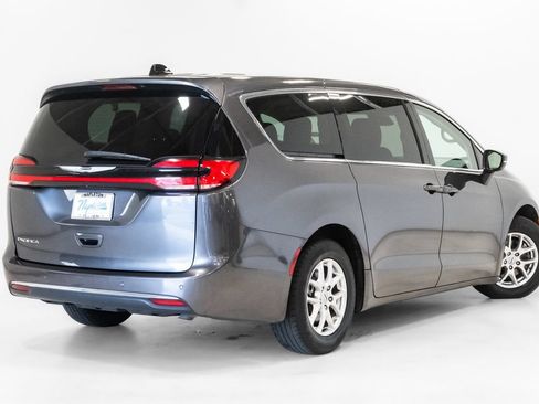 Used 2023 Chrysler Pacifica Touring-L FWD image 28