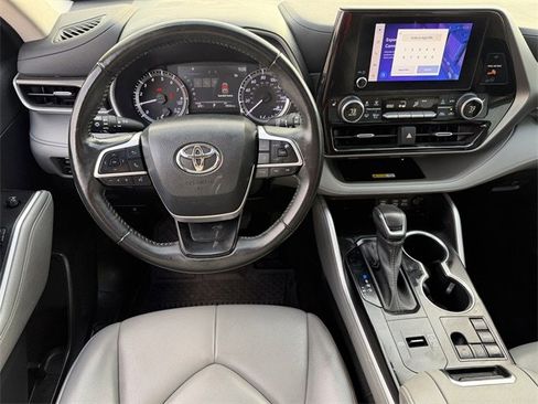 Certified 2023 Toyota Highlander XLE image 12
