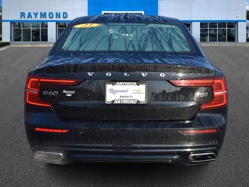 Used 2022 Volvo S60 B5 Momentum w/ Premium Package image 4