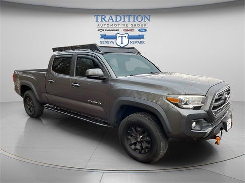 Used 2017 Toyota Tacoma TRD Sport image 6