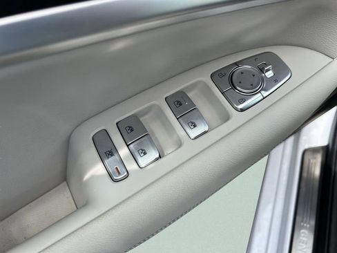 Used 2025 Genesis G70 2.5T RWD image 20