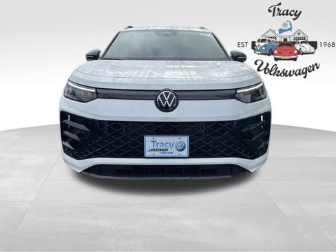 New 2025 Volkswagen Tiguan SE R-Line image 2