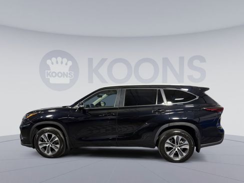 Used 2024 Toyota Highlander XLE AWD/4WD image 2