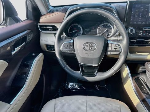 Used 2020 Toyota Highlander Limited FWD image 24