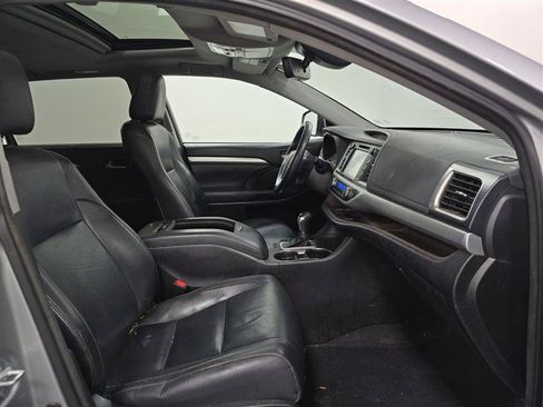 Used 2017 Toyota Highlander XLE w/ Carpet Mat Package AWD/4WD image 10