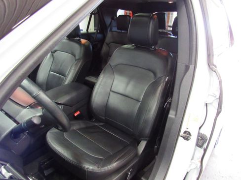 Used 2018 Ford Explorer XLT w/ Equipment Group 202A AWD/4WD image 14
