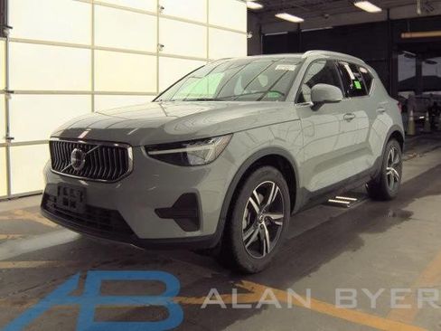 Used 2025 Volvo XC40 B5 Core image 1