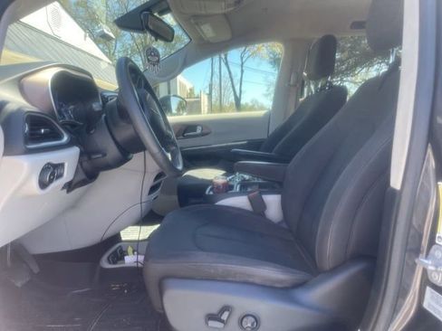 Used 2017 Chrysler Pacifica Touring Plus w/ Security Group image 12