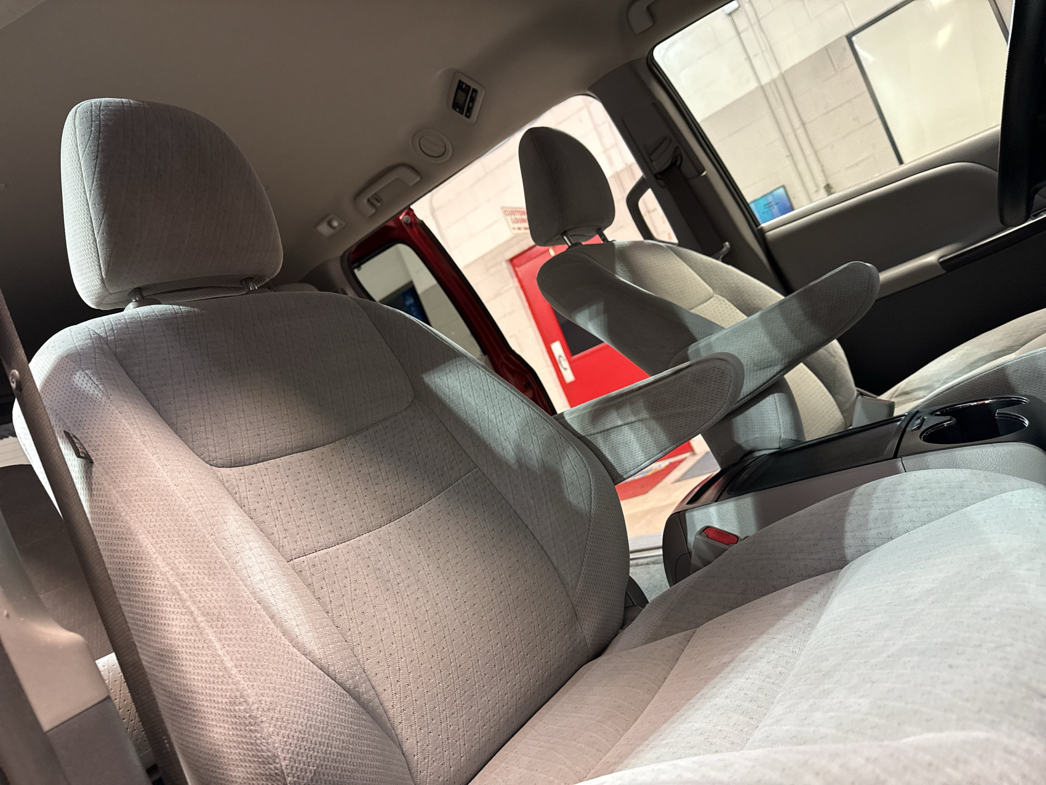 Used 2015 Toyota Sienna LE FWD image 23