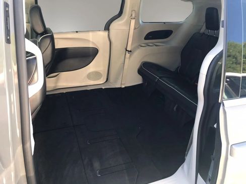 Used 2023 Chrysler Pacifica Limited FWD image 35