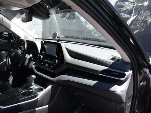 Used 2021 Toyota Highlander XLE AWD/4WD image 25