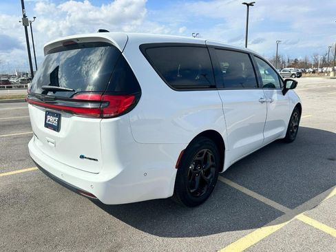 Used 2024 Chrysler Pacifica Limited image 7