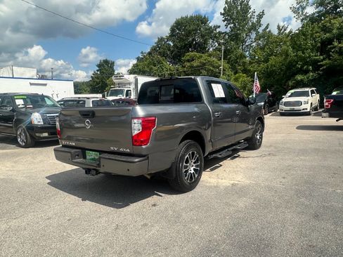 Used 2021 Nissan Titan SV w/ SV Convenience Package image 5