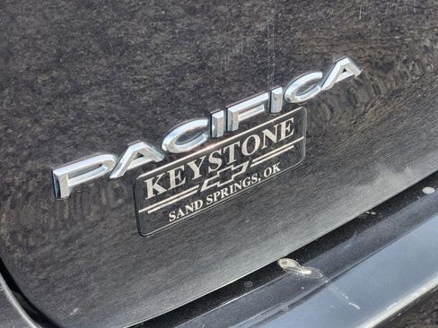 Used 2023 Chrysler Pacifica Limited image 12