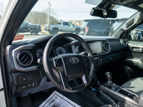 Used 2022 Toyota Tacoma TRD Off-Road w/ Technology Package image 21