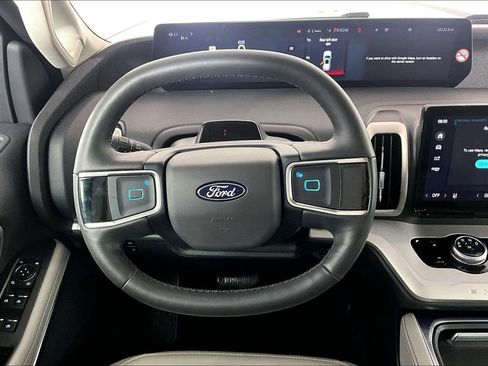 Used 2025 Ford Expedition Active AWD/4WD image 5