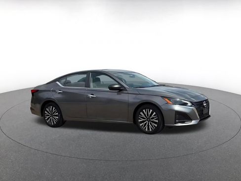 Used 2025 Nissan Altima 2.5 SV FWD image 2