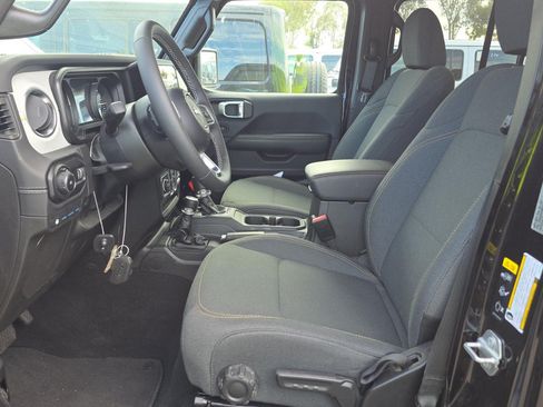 Used 2025 Jeep Wrangler Unlimited Sahara w/ Safety Group AWD/4WD image 7