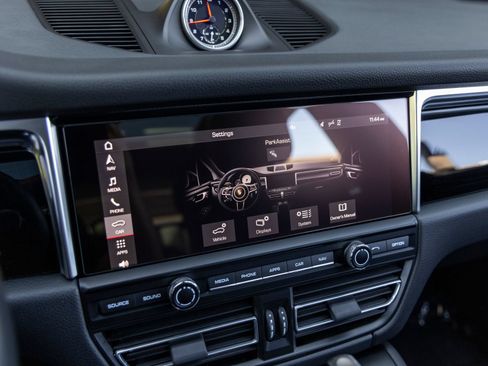 Certified 2021 Porsche Macan AWD/4WD image 41