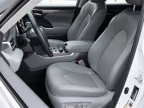 Certified 2022 Toyota Highlander Limited image 8