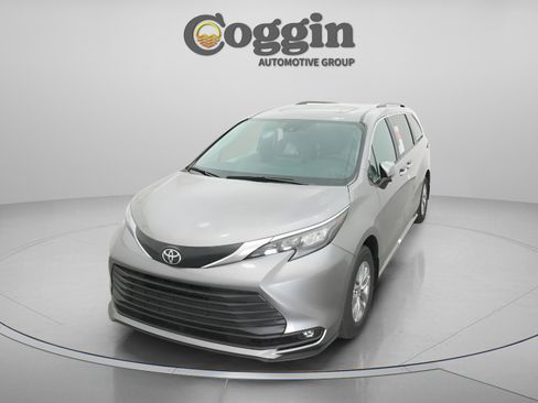 New 2026 Toyota Sienna XLE FWD image 32