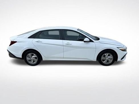 Used 2026 Hyundai Elantra SE FWD image 4