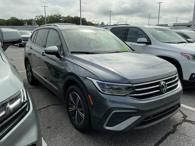 Used 2024 Volkswagen Tiguan SE FWD image 1