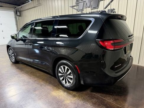 Used 2023 Chrysler Pacifica Touring-L FWD image 5