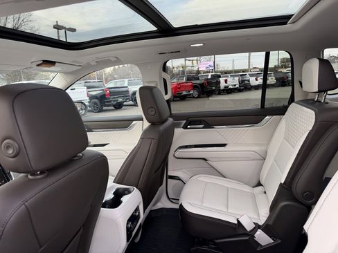 Used 2024 GMC Acadia Denali w/ Super Cruise Package image 9