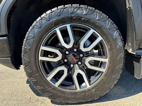 Used 2022 GMC Sierra 1500 AT4 w/ AT4 Premium Package AWD/4WD image 11