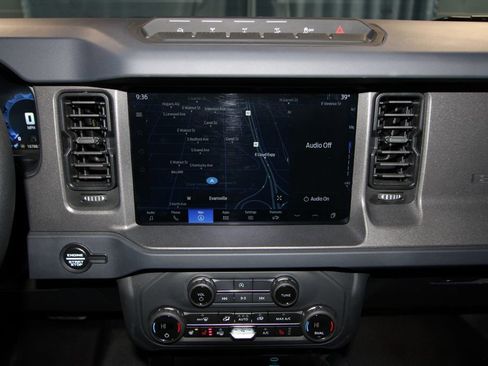 Used 2025 Ford Bronco Badlands AWD/4WD image 14