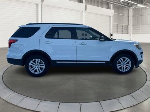 Used 2018 Ford Explorer XLT w/ Equipment Group 202A image 6