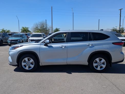 Used 2023 Toyota Highlander L image 2