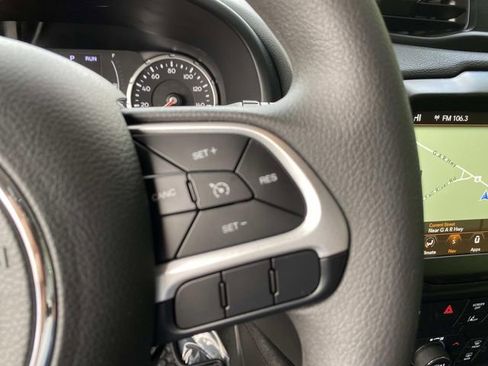 Used 2023 Jeep Renegade Latitude AWD/4WD image 13