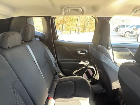 Used 2022 Jeep Renegade Latitude AWD/4WD image 10