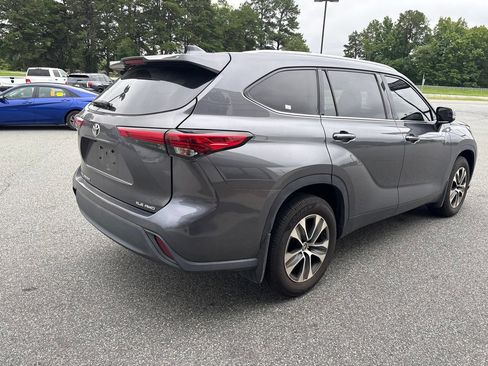 Used 2021 Toyota Highlander XLE AWD/4WD image 8
