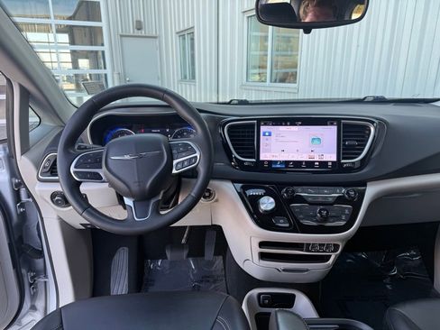 Used 2024 Chrysler Pacifica Touring-L image 12