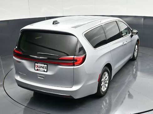 Used 2024 Chrysler Pacifica Touring-L FWD image 39