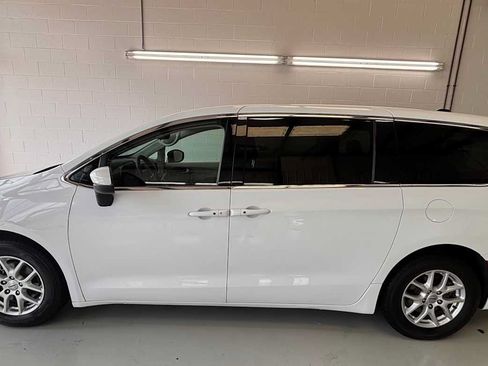 Used 2023 Chrysler Pacifica Touring-L FWD image 7