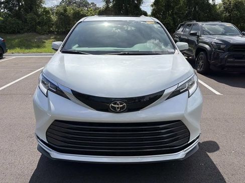 Used 2026 Toyota Sienna Limited FWD image 6