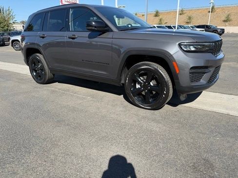 New 2025 Jeep Grand Cherokee Altitude image 8