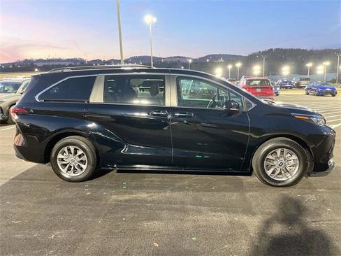 Used 2024 Toyota Sienna XLE image 17