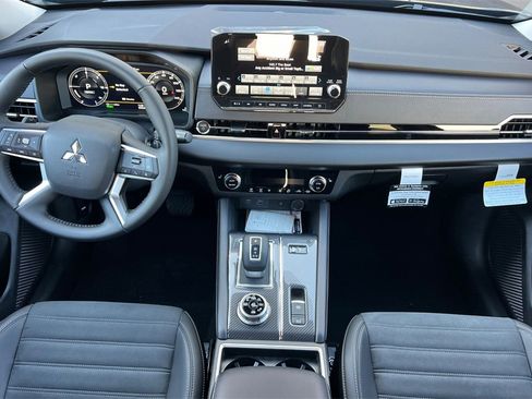 New 2025 Mitsubishi Outlander SE image 14