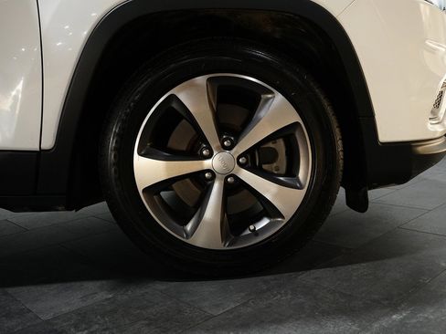 Used 2020 Jeep Cherokee Limited image 5