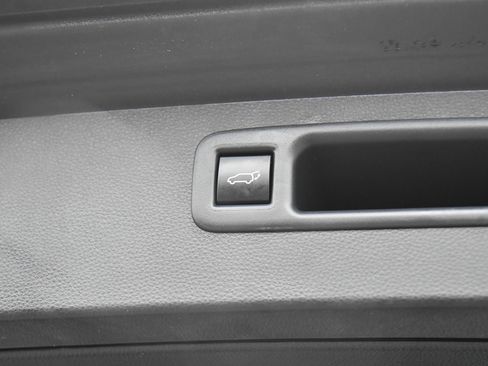 Used 2022 Toyota Highlander LE AWD/4WD image 40