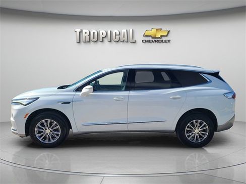Used 2022 Buick Enclave Essence image 2